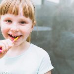 criança autista escovando os dentes