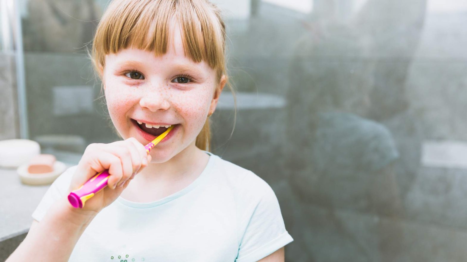 criança autista escovando os dentes