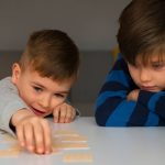 Dificuldades dos Autistas na Socialização: Compreendendo o Processo